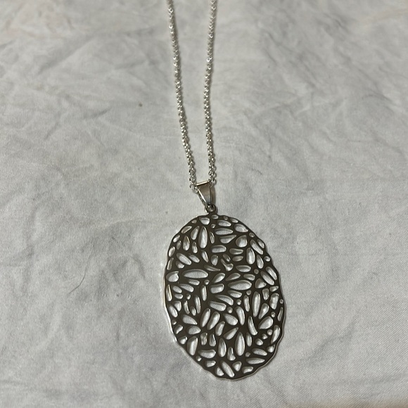 Silvertone Floral Leaves Design Lace Necklace - Picture 1 of 3